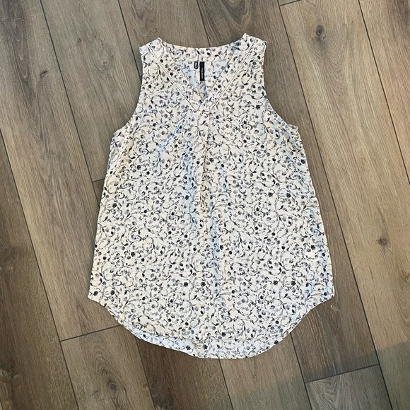 Maurice’s small floral blouse - Picture 2 of 5